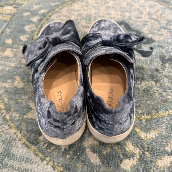 JS Slides Blue Velvet Sneaker. Sz 7.5. Great Condition - Picture 2 of 4